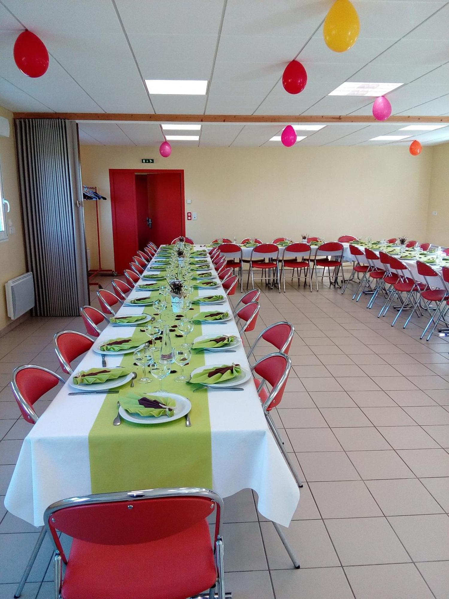 布尔格城堡酒店 Saint-Denis-de-Gastines 外观 照片