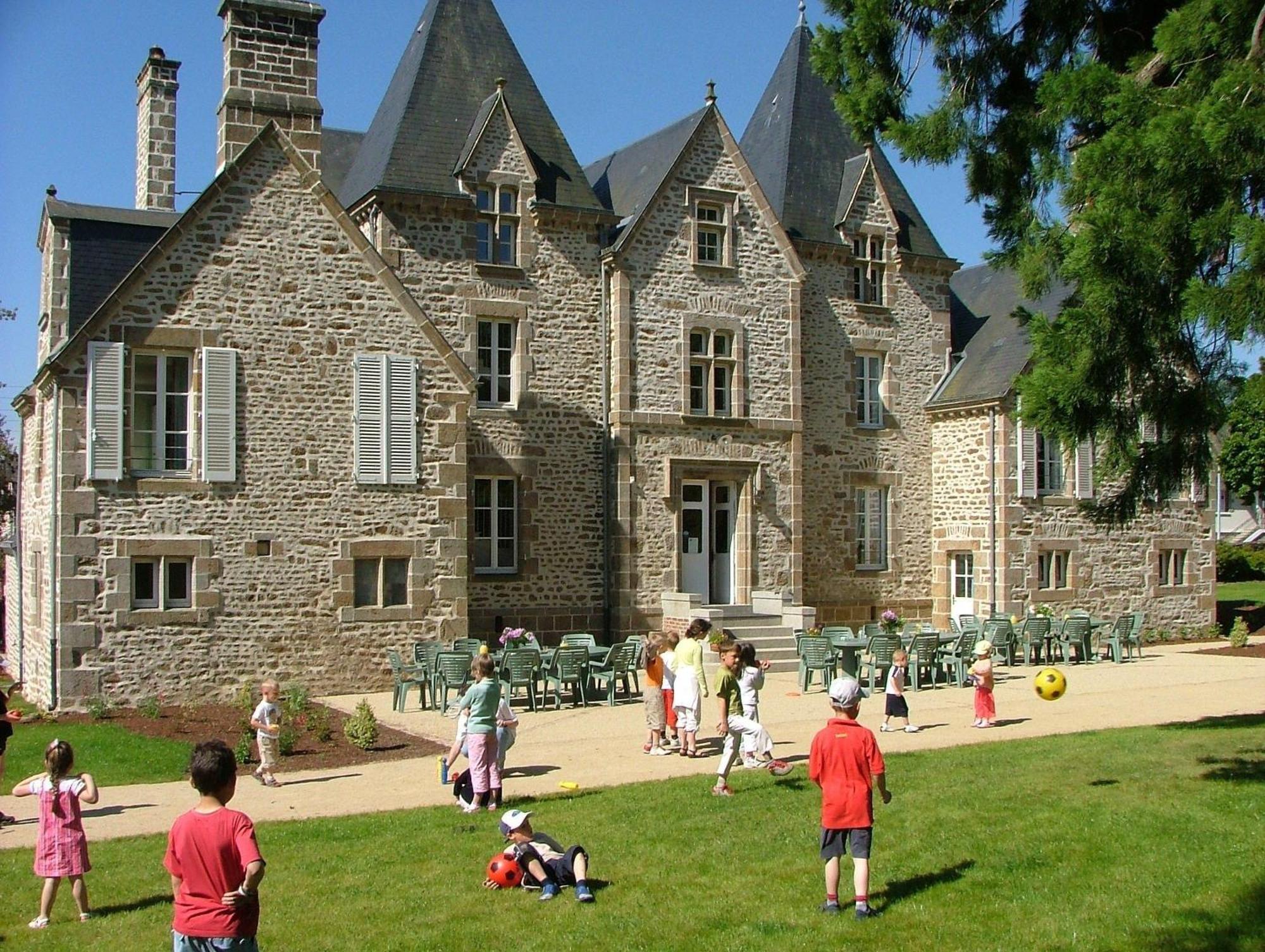 布尔格城堡酒店 Saint-Denis-de-Gastines 外观 照片