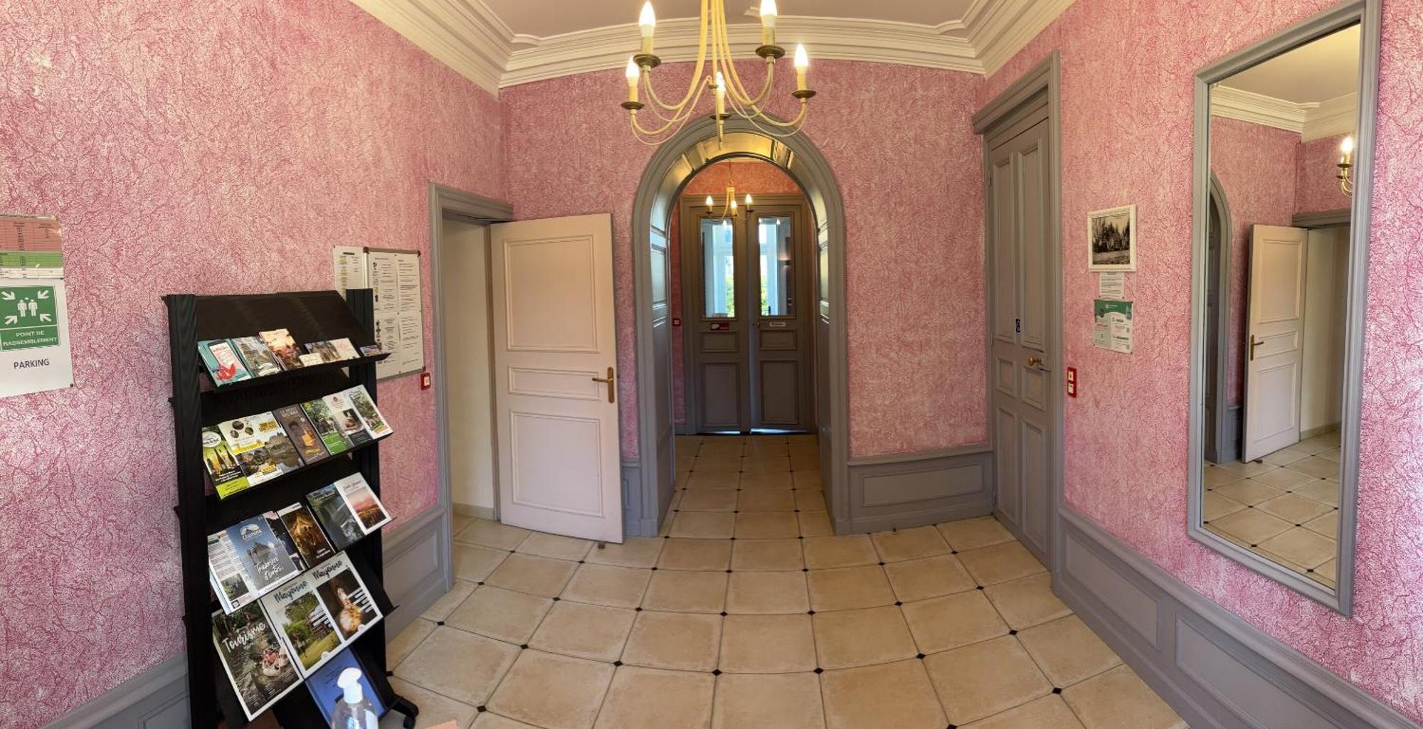 布尔格城堡酒店 Saint-Denis-de-Gastines 外观 照片