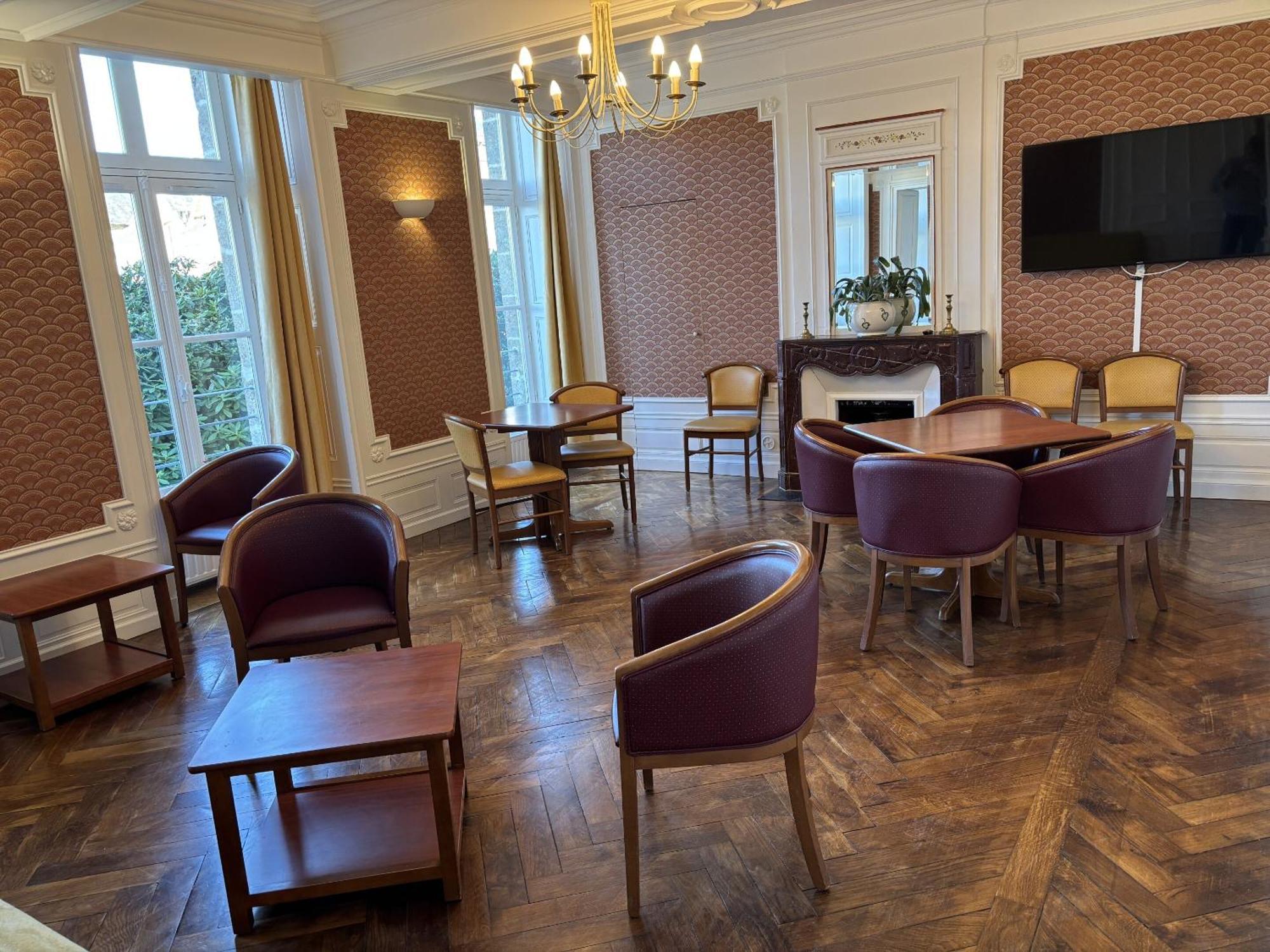 布尔格城堡酒店 Saint-Denis-de-Gastines 外观 照片